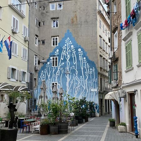 Old Square Apartment Rijeka Bagian luar foto