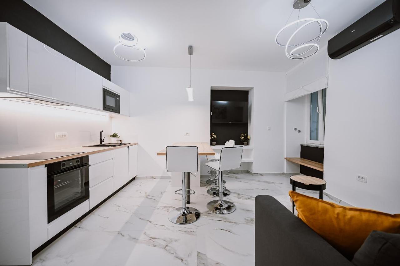 Old Square Apartment Rijeka Bagian luar foto