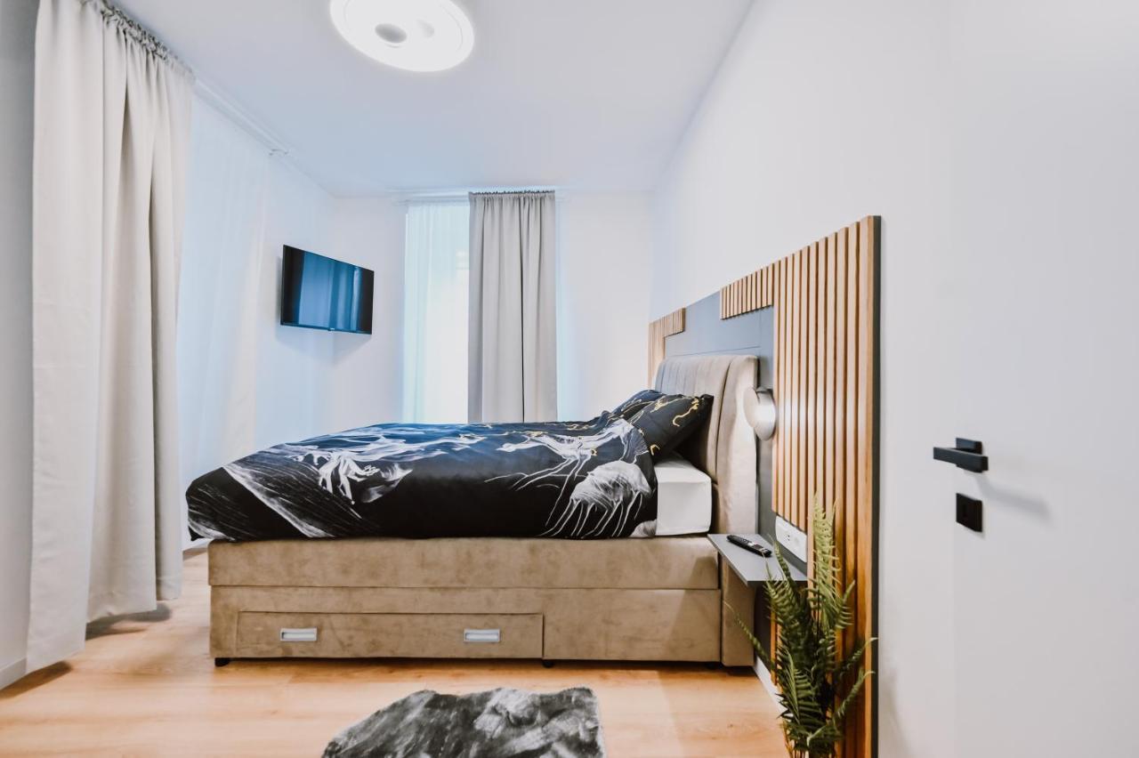 Old Square Apartment Rijeka Bagian luar foto